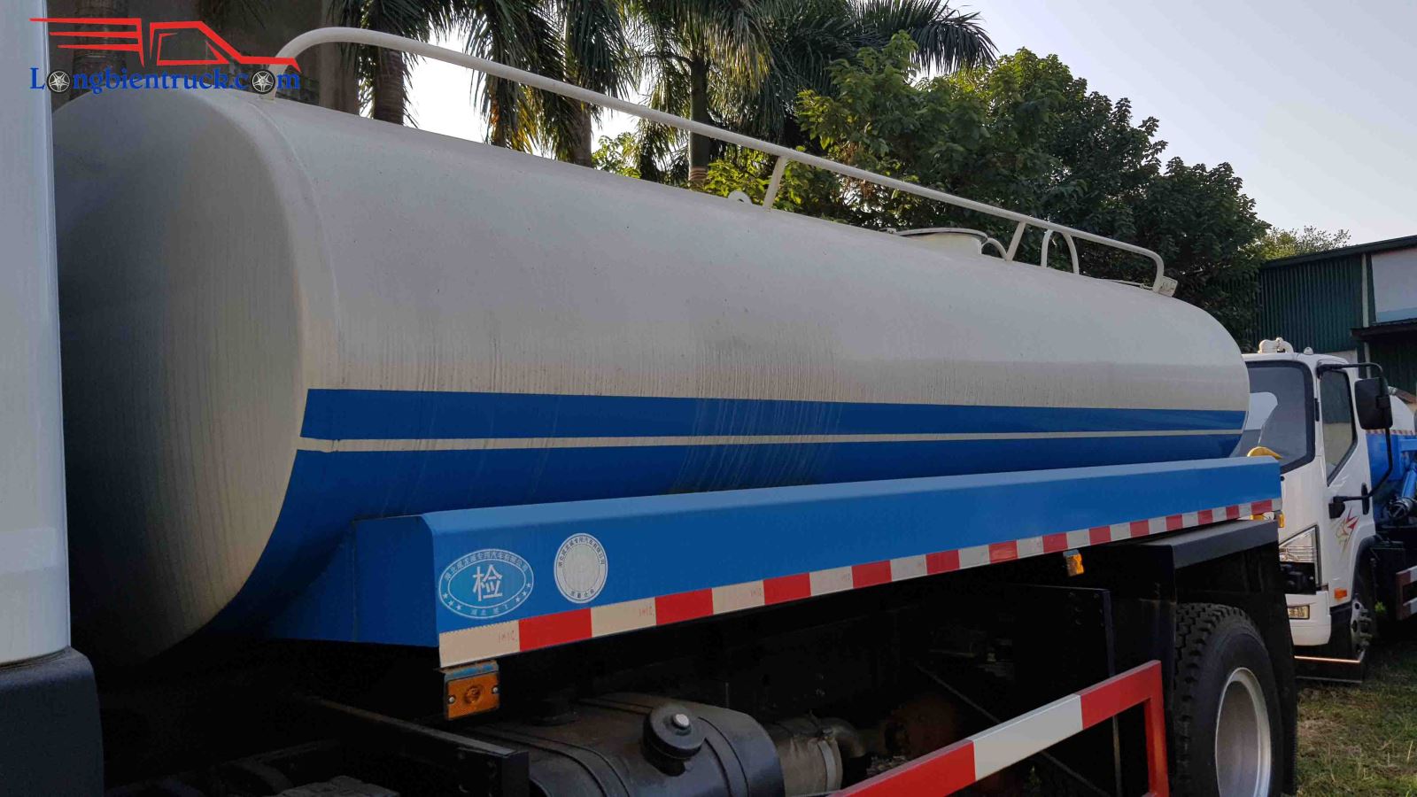 Xe phun nước rửa đường 9 khối dongfeng nhập khẩu Euro 5