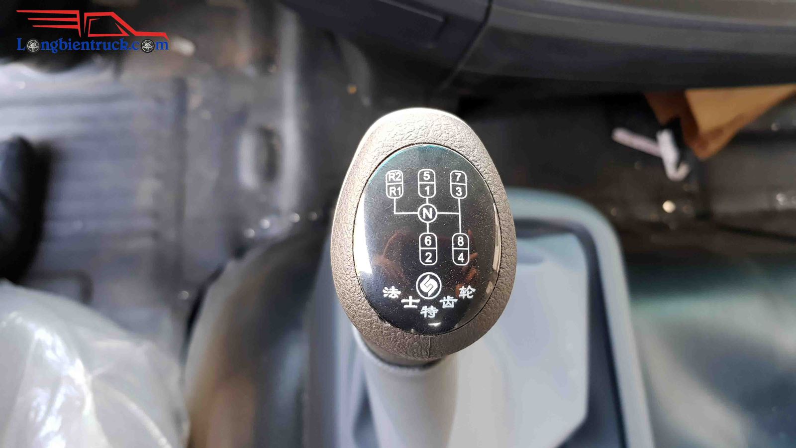 Cần gạt số với 10 cấp gồm 8 số tiến và 2 số lùi là loại hộp số 2 tầng của Dongfeng Cần gạt số với 10 cấp gồm 8 số tiến và 2 số lùi là loại hộp số 2 tầng của Dongfeng