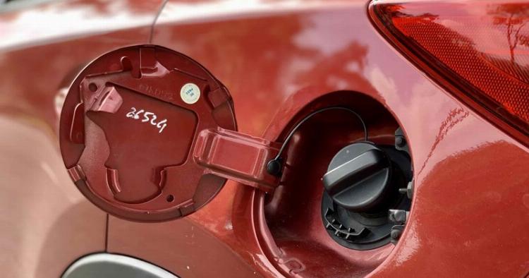 Các yếu tố kỹ thuật như lốp xe và động cơ ảnh hưởng trực tiếp đến mức tiêu thụ nhiên liệu của xe tải